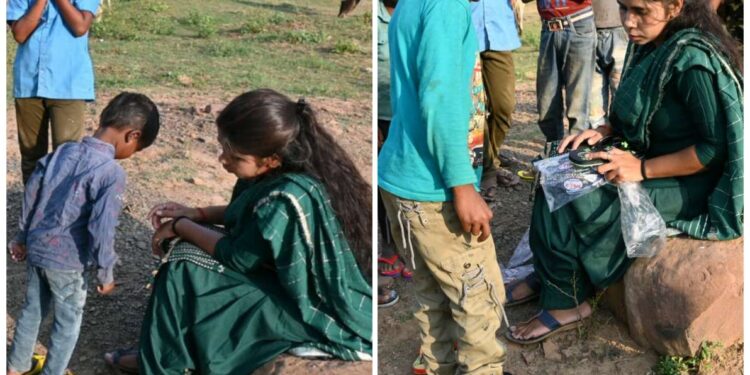 पवई की समाज सेविका अंजू सिंगरौल ने वितरण किए आदिवासी बच्चों को कौशल्या ह्यूमैनिटी फाउंडेशन