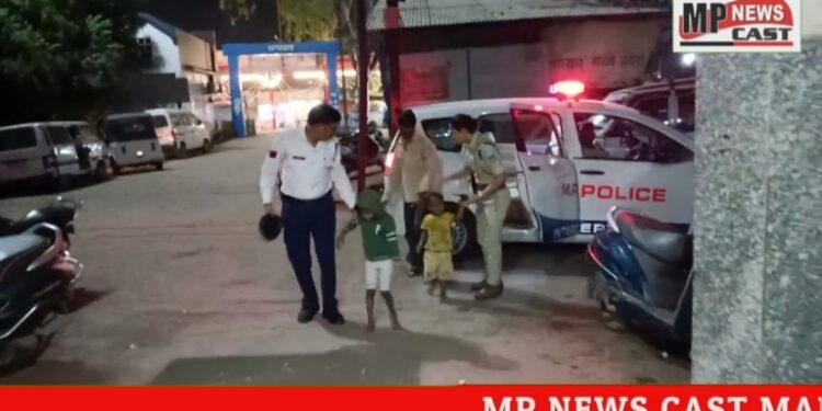 कटनी  यातायात कर्मी की सक्रियता दो घायल मासूम और पिता के उपचार के लिए पहुचे जिला अस्पताल………