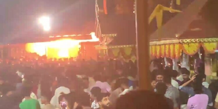 मंदिर में आतिशबाजी के दौरान पटाखा गोदाम तक पहुंची चिंगारी से हुआ ब्लास्ट, 150 से ज्यादा घायल, 8 लोगों की हालत गंभीर