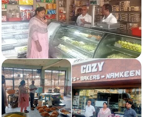 आगामी पर्वाे को दृष्टिगत रखते हुए विभिन्न खाद्य मिष्ठान प्रतिष्ठानों की की गई जांच  राज्य खाद्य प्रयोगशाला भेजे गए नमूने। देश भंडार, बीकानेर मिष्ठान,