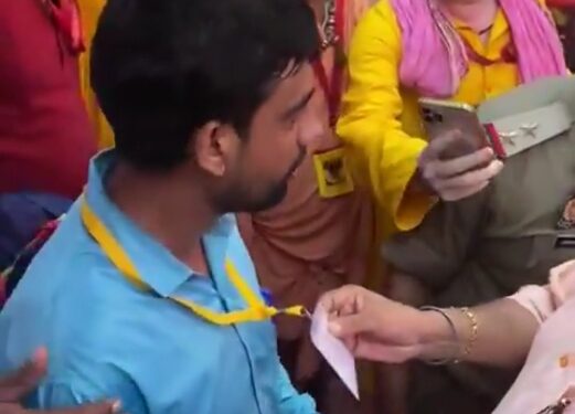 मंदिर में जूता पहन कर जाने वाला अफ़सर निलंबित देखे VIDEO