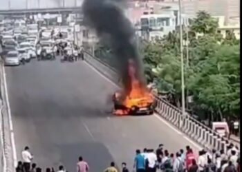 बिना ड्राइवर सड़क पर दौड़ने लगी ‘जलती कार’, बाल-बाल बचे कई लोग देखें VIDEO
