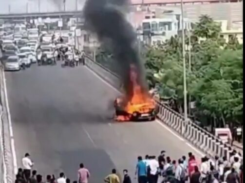 बिना ड्राइवर सड़क पर दौड़ने लगी ‘जलती कार’, बाल-बाल बचे कई लोग देखें VIDEO