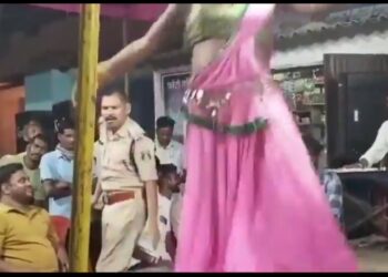 एएसआई गए थे डीजे बंद करवाने, लड़कियों के साथ नाचने लगे, वीडियो वायरल होने पर एसपी ने किया सस्पेंड
