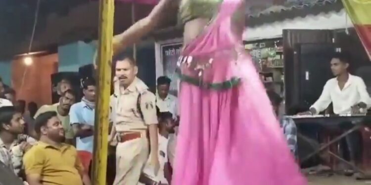 एएसआई गए थे डीजे बंद करवाने, लड़कियों के साथ नाचने लगे, वीडियो वायरल होने पर एसपी ने किया सस्पेंड