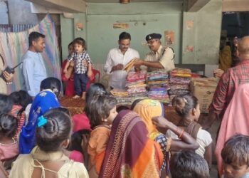 पुलिस अधीक्षक की अनोखी पहल दीपावली के अवसर पर सैकड़ों बच्चों को उपहार किए वितरित।