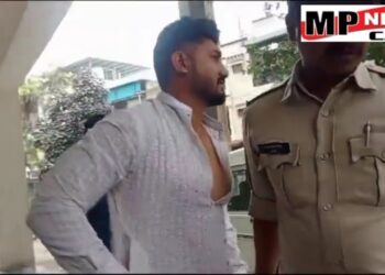 इंदौर  हीरानगर में गरबा खेलते पकड़ाया आमिर खान, लड़की को बालाघाट से लाया था, हिंदू जागरण मंच के कार्यकर्ताओं ने किया पुलिस के हवाले VIDEO