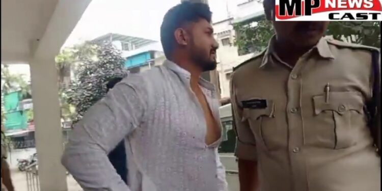 इंदौर  हीरानगर में गरबा खेलते पकड़ाया आमिर खान, लड़की को बालाघाट से लाया था, हिंदू जागरण मंच के कार्यकर्ताओं ने किया पुलिस के हवाले VIDEO