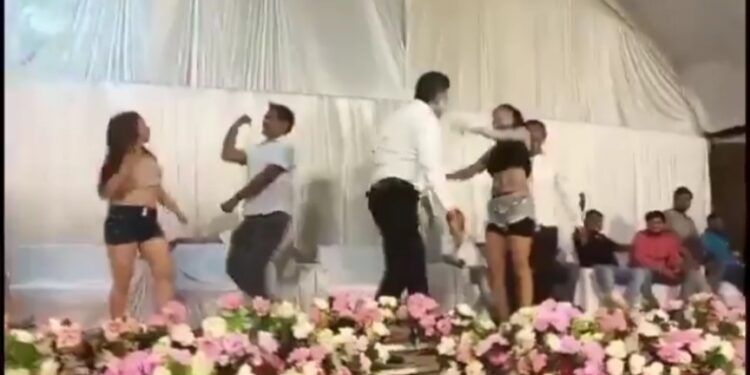 तहसीलदार की विदाई समारोह में बालाओं से लगवाए ठुमके, खुद भी झूमे कर्मचारी देखिऐ वायरल VIDEO