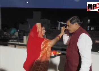 मुख्यमंत्री डॉ यादव ने धर्मपत्नी श्रीमती सीमा यादव के साथ मनाया करवा चौथ पर्व देखे .VIDEO   मुख्यमंत्री डॉ यादव ने पत्नी श्रीमती सीमा यादव को जल ग्रहण करवाकर व्रत खुलवाया