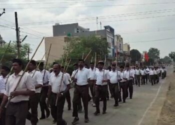 नगर में कदमताल करते हुए स्वयंसेवकों ने निकाला पंथ संचलन…।