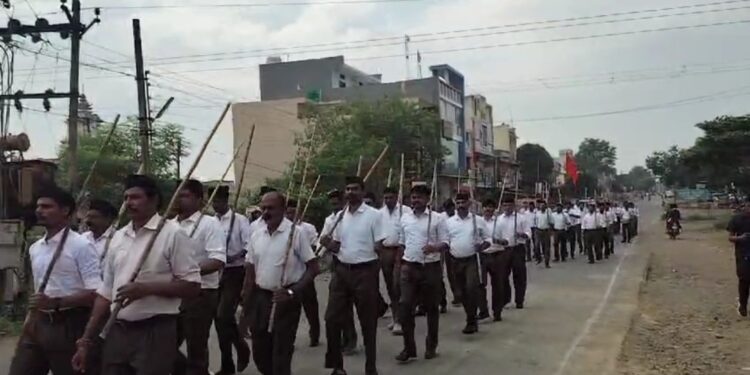 नगर में कदमताल करते हुए स्वयंसेवकों ने निकाला पंथ संचलन…।