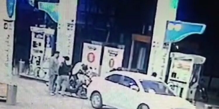 *जबलपुर में पेट्रोल पंप पर आई कार…….. टैंक कराया फुल…… और हो गए फरार*