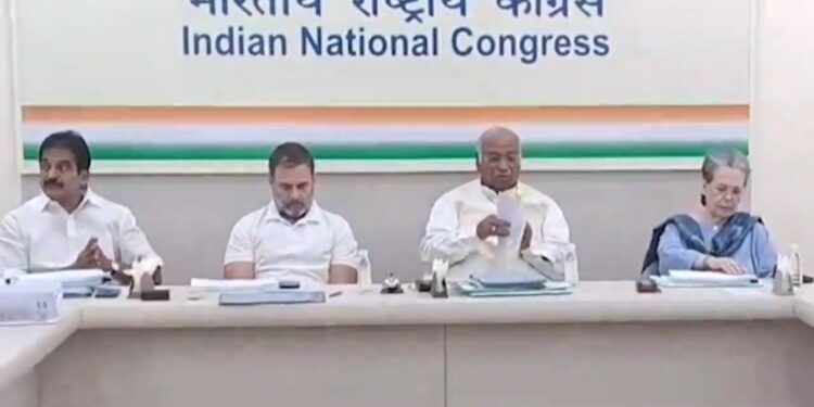 कांग्रेस अध्यक्ष मल्लिकार्जुन खड़गे CPP चेयरपर्सन सोनिया गांधी नेता विपक्ष राहुल गांधी और संगठन महासचिव केसी वेणुगोपाल की उपस्थिति में महाराष्ट्र CEC की महत्वपूर्ण बैठक VIDEO