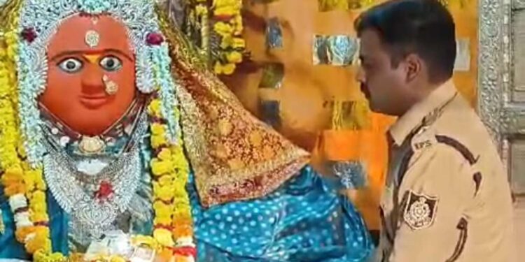 नवागत जिला पुलिस अधीक्षक पुनीत गहलोत पहुंचे देवास, मां तुलजा भवानी और चामुंडा मा के दर्शन किए, लिया मा से आशीर्वाद , बाद मे पुलिस अधीक्षक कार्यालय पहुंचकर किया चार्ज ग्रहण