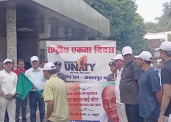 लौह पुरुष सरदार बल्लभ भाई पटेल के जन्म दिवस (“राष्ट्रीय एकता दिवस”) के उपलक्ष मे आज मंडल रेल प्रबंधक के प्रांगण से डीआरएम श्री विवेक शील द्वारा रन फॉर यूनिटी का झंडी दिखाकर रवाना किया गया।