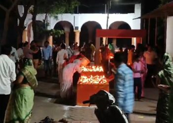 देखिऐ VIDEO मुक्तिधाम में अनोखी दीवाली जलती चिताओं के पास दिवाली मनाते