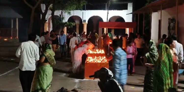 देखिऐ VIDEO मुक्तिधाम में अनोखी दीवाली जलती चिताओं के पास दिवाली मनाते
