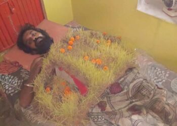 भक्त ने अपने पेट पर जवारे बोए हैं और 9 दिन उपवास रखकर मां की आराधना कर रहा है।