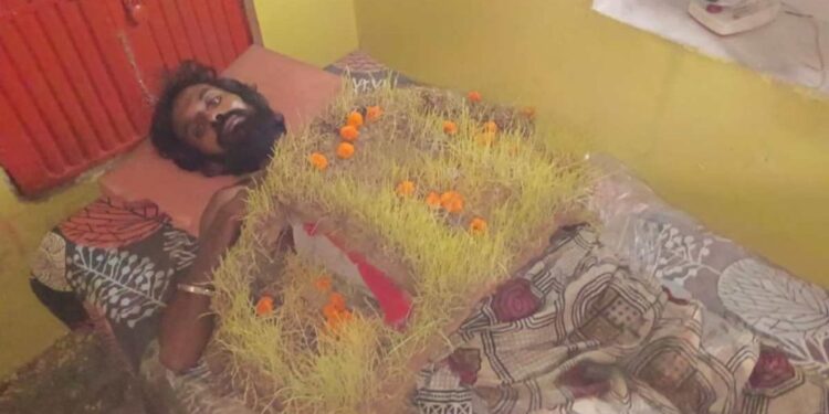 भक्त ने अपने पेट पर जवारे बोए हैं और 9 दिन उपवास रखकर मां की आराधना कर रहा है।