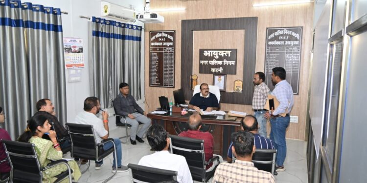 निगमायुक्त नीलेश दुबे ने की लंबित सीएम हेल्पलाइन शिकायतों की समीक्षा लंबित शिकायतों पर त्वरित कार्यवाही करने के दिए निर्देश