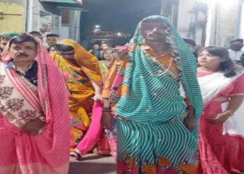 आईऐ देखते यहा पर पुरुष साड़ी पहन कर गरबा करते है