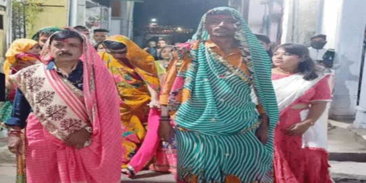 आईऐ देखते यहा पर पुरुष साड़ी पहन कर गरबा करते है