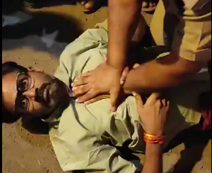 पुलिसकर्मी ने CPR देकर बचाई जान भोपाल  छोला दशहरा मैदान में रावण दहन कार्यक्रम के दौरान एक व्यक्ति को आया हार्ट अटैक