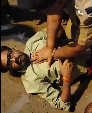 पुलिसकर्मी ने CPR देकर बचाई जान भोपाल  छोला दशहरा मैदान में रावण दहन कार्यक्रम के दौरान एक व्यक्ति को आया हार्ट अटैक