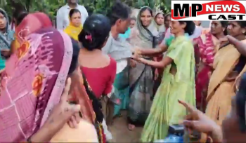 शराबबंदी के लिए महिलाओं की अनूठी पहल, नशे में धुत युवक को चप्पल की माला पहनाकर जमकर पीटा, देखें VIRAL VIDEO