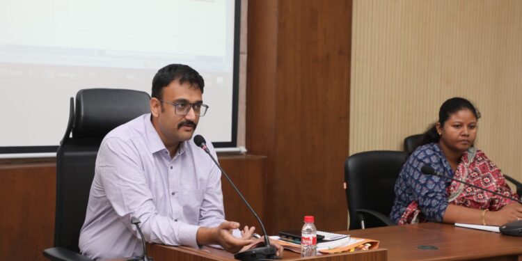 प्रभारी कलेक्टर श्री गेमावत ने समय-सीमा के प्रकरणों की समीक्षा कर अधिकारियो को दिए आवश्यक निर्देश