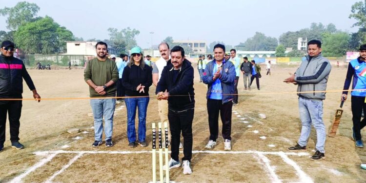 टूर्नामेंट का उद्घाटन जिला पंचायत कटनी के उपाध्यक्ष अशोक विश्वकर्मा ने फीता काटकर किया