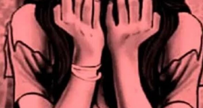 लवर ने दोस्तों के हवाले कर दी GF, 15 युवकों के खिलाफ गैगरेप की FIR दर्ज हुई