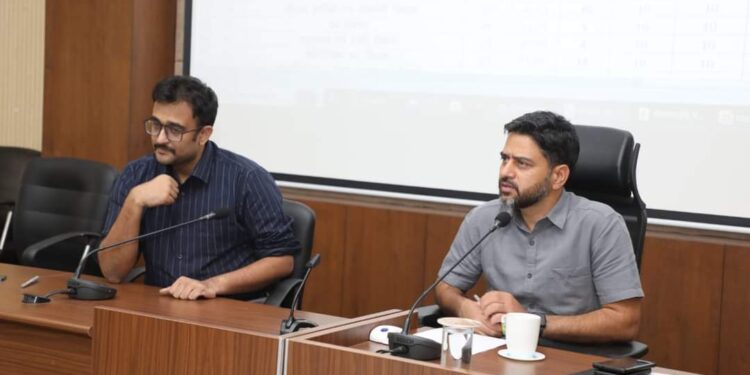 गर्भवती महिलाओं के स्वास्थ्य परीक्षण एवं देखभाल में कोताही बर्दाश्त नहीं*-*कलेक्टर श्री यादव  मैदानी अमला आशा कार्यकर्ता और एएनएम गर्भवती महिलाओं के सतत् संपर्क में रहें