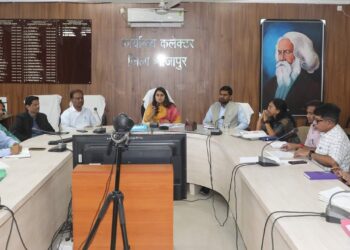 कलेक्टर सुश्री ऋजु बाफना की अध्यक्षता में आज राष्ट्रीय उपलब्धि सर्वेक्षण (एनएएस) की समीक्षा बैठक आयोजित की गई