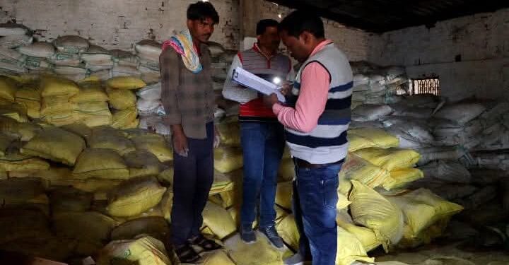 निरीक्षण के दौरान 68.355 मी. टन अर्थात 1519 बोरी यूरिया और 17.15 मी.टन अर्थात 343 बोरी एसएसपी अधिक पाई गई अवैध भंडारण पर थाना कोतवाली में एफआईआर दर्ज संयुक्त दल ने की कार्यवाही