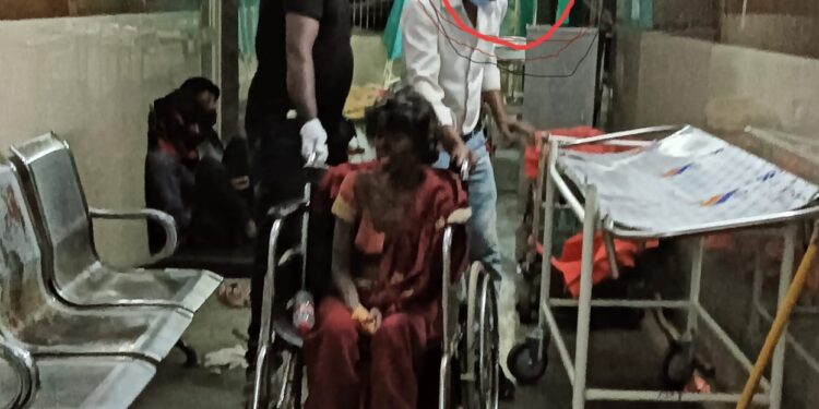 *जिला अस्पताल प्रबंधन की लापरवाही आई सामने , ड्यूटी टाइम में बार्ड बॉय नशे में चूर,पुरे 4 घंटे के बाद ओ.पी.डी. कक्ष से सर्जिकल वार्ड में घायल महिला को किया शिफ्ट*