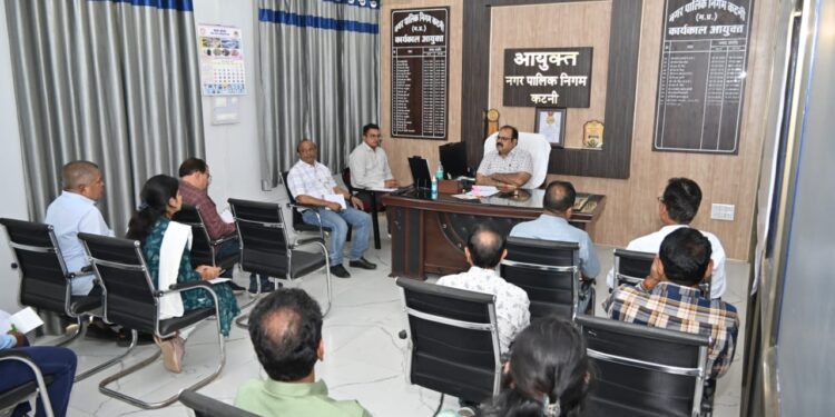 *निगमायुक्त नीलेश दुबे ने विद्युत,वाहन एवं मुख्य स्टोर विभाग की ली समीक्षा बैठक* *शहर के मुख्य मार्गों की एक भी स्ट्रीट लाइट बंद न हो इसका ध्यान रखें अधिकारी-आयुक्त*