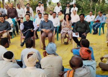 *संभागायुक्त श्री तिवारी ने ग्राम चौपालों में ग्रामीणों की समस्याएं सुनी*