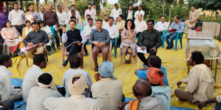 *संभागायुक्त श्री तिवारी ने ग्राम चौपालों में ग्रामीणों की समस्याएं सुनी*