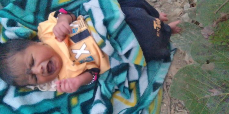 कलयुगी मानव ने दुधमुहे बच्चे को,रोड किनारे छोड़ा