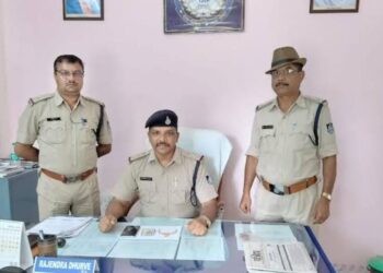 *अमरवाड़ा थाना प्रभारी राजेंद्र धुर्वे के नेतृत्व में ग्राम रिछेडा में अवेध शराब बिक्री करने बालो के यह मारी दविश*
