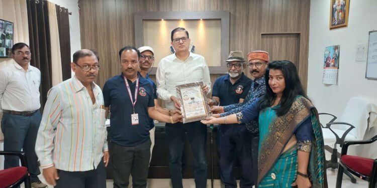*क्राइम ब्यूरो इन्वेस्टीगेशन ट्रस्ट द्वारा छिंदवाड़ा जिला पुलिस अधीक्षक मनीष खत्री को किया सम्मानित*