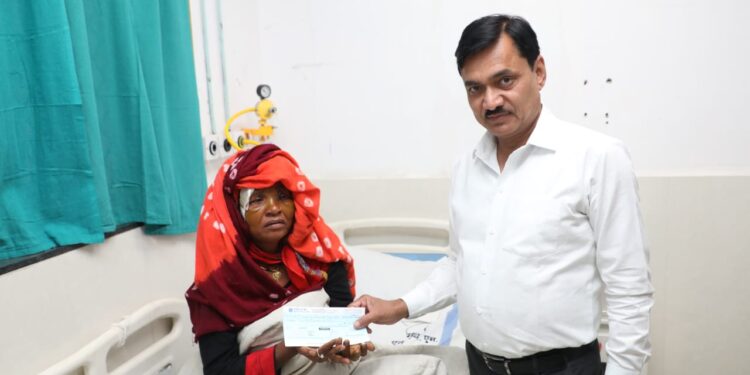 *भेड़िए के हमले में घायल महिलाओं से मिलने पहुंचे कलेक्टर श्री सिंह*  *घायल महिलाओं को प्रदान की अनुदान राशि*