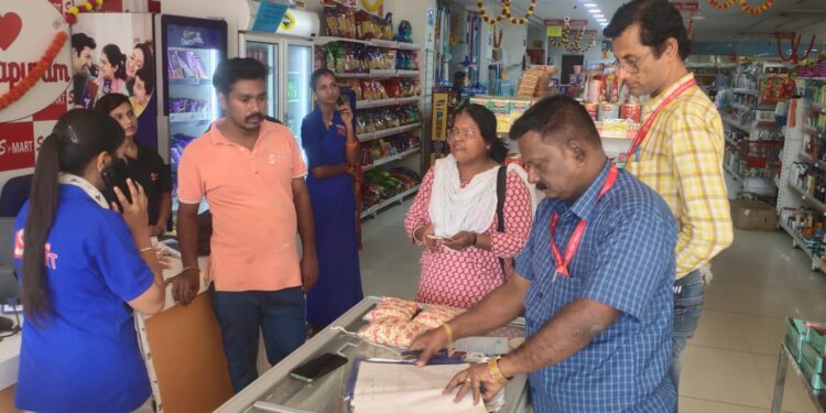 एस मार्ट मॉल में उपभोक्ता से रिफाइंड तेल का अधिक दाम वसूलने पर हुई कार्यवाही,मचा हड़कंप,नापतौल अधिकारी ने पैकेजिंग मूल्य से अधिक दाम लेने पर संस्था के विरुद्ध किया प्रकरण पंजीबद्ध…