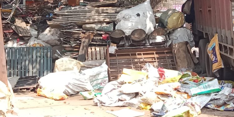 काबड़ियों के फैले कबाड़ से सड़क तक फैला अतिक्रमण