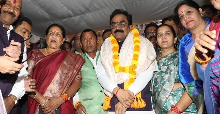 प्रभारी मंत्री राकेश सिंह के प्रथम नगर आगमन पर ढोल बाजों आतिशबाजी के साथ हुआ अभूतपूर्व स्वागत,प्रभारी मंत्री दो दिवसीय दौरे में जिले के राजनीतिक माहौल की नब्ज भी टटोलेंगे..!
