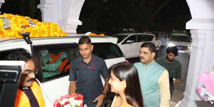 जिले के प्रभारी मंत्री राकेश सिंह सर्किट हाउस पहुंचे,कलेक्टर ने गुलदस्ता देकर किया स्वागत..