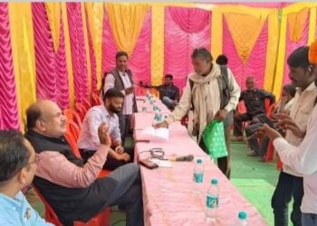 एसडीएम,तहसीलदार कैंप कोर्ट लगाकर मौके पर प्रकरण हल करें। – कलेक्टर  तहसील स्तर पर लगाएं गए कैंप कोर्ट, मौके पर हो रहा है निराकरण।   राजस्व महाअभियान 3.0 के अंतर्गत तहसील बांदरी, बीना में लगाया गया कैम्प कोर्ट।
