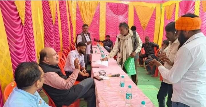 एसडीएम,तहसीलदार कैंप कोर्ट लगाकर मौके पर प्रकरण हल करें। – कलेक्टर तहसील स्तर पर लगाएं गए कैंप कोर्ट, मौके पर हो रहा है निराकरण। राजस्व महाअभियान 3.0 के अंतर्गत तहसील बांदरी, बीना में लगाया गया कैम्प कोर्ट।